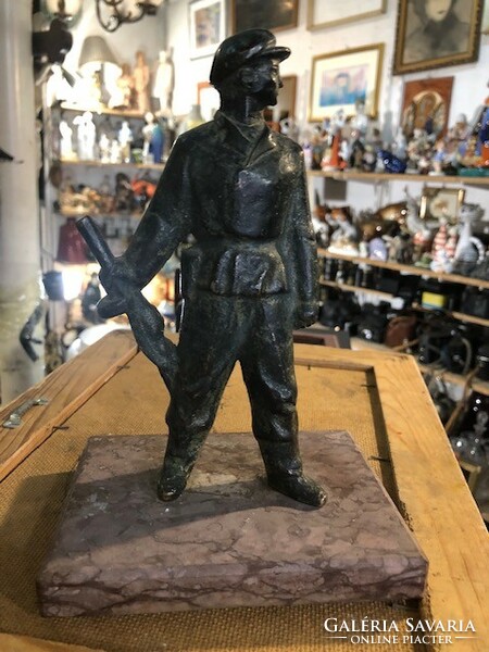 Worker statue, cast iron, 14 cm high.