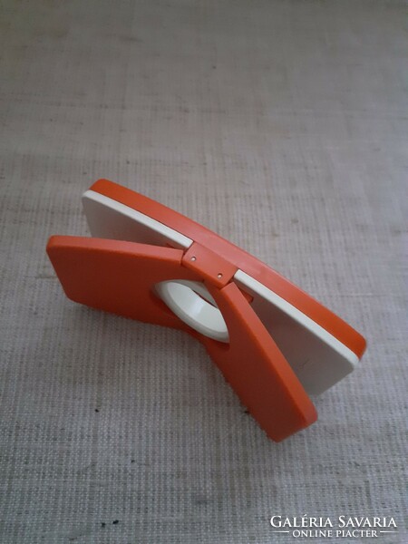 Retro soft egg cracking scissors