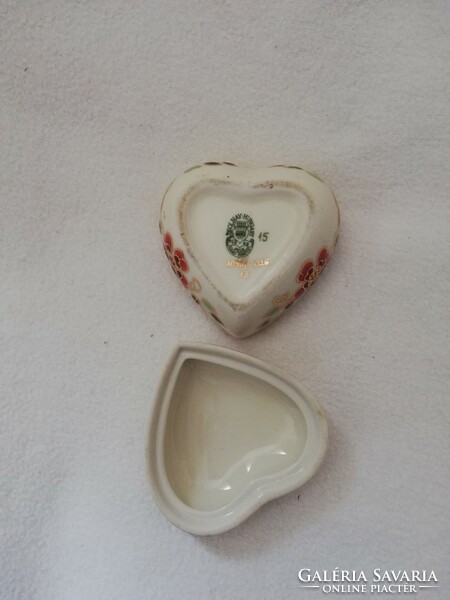 Zsolnay szív alakú pillangós porcelán bonbonier