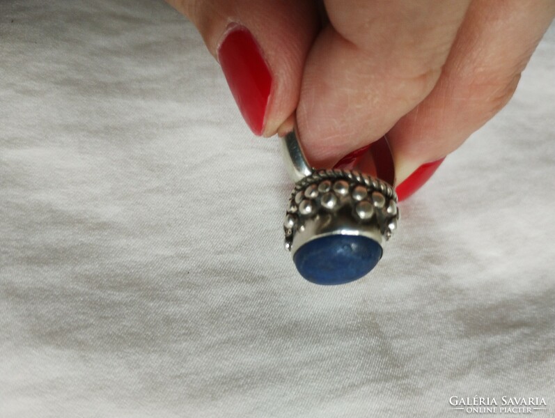 Hatalmas Lapis lazuli köves ezüst gyűrű díszes foglalatban