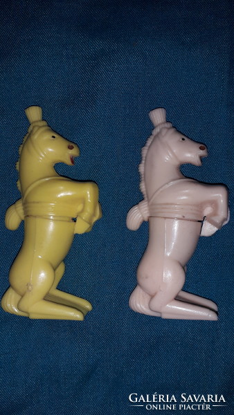 Retro papírboltos plasztik lovacska figurák párban, korábban ILLATOS RADÍR TARTÓK a képek szerint