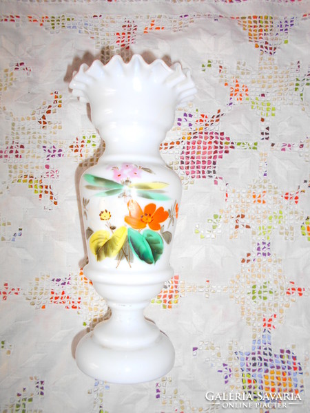 Szecessziós kalcedon (opál) üveg  váza -kézi festéssel 21,5 cm