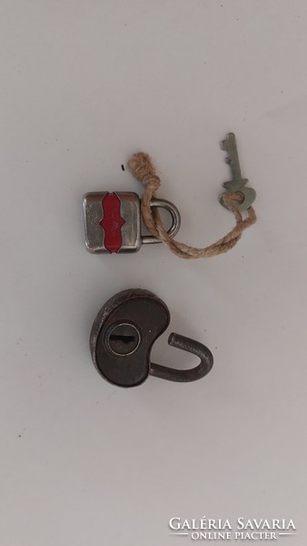 (K) 2 small padlocks