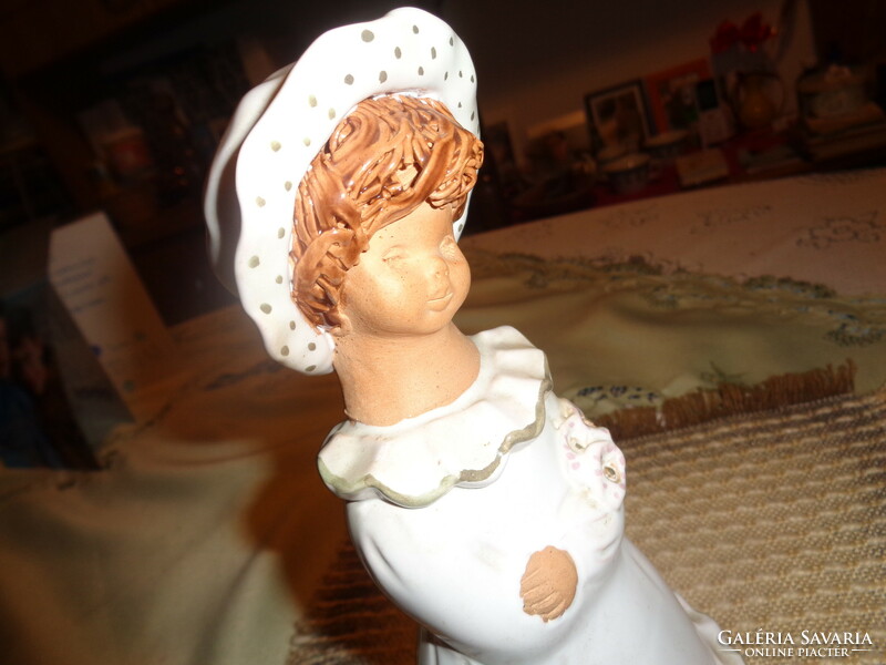 Kerámia kislány , karján virágcsokorral  , F . Z . szignóval  , 22 cm