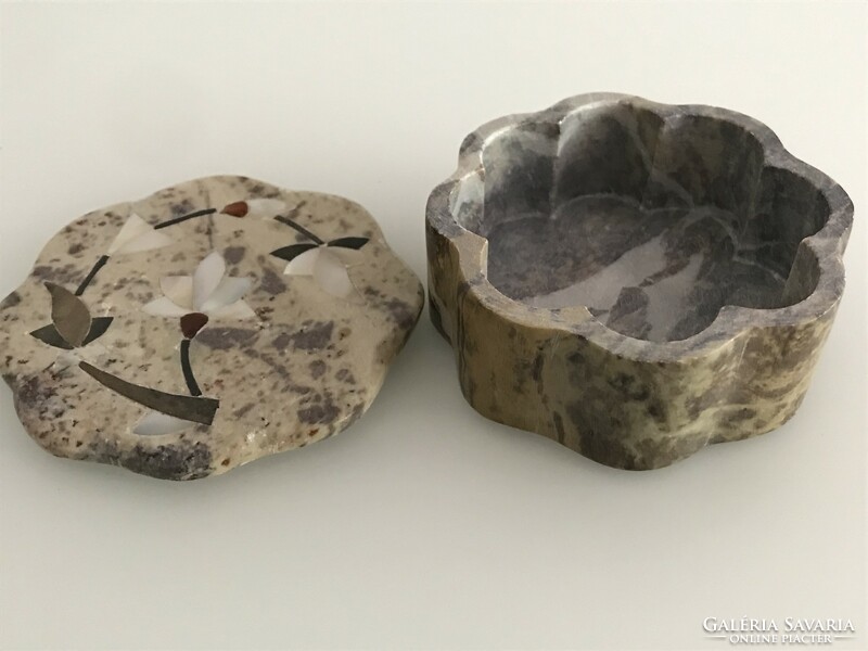 Marble jewelry box with a flower pattern on the top, inlaid with semi-precious stones