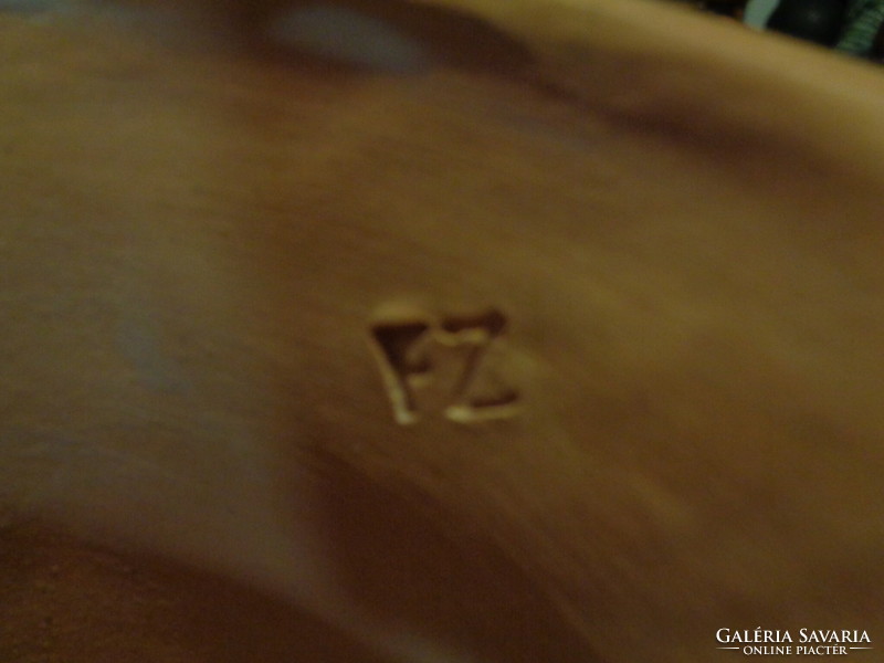 Kerámia kislány , karján virágcsokorral  , F . Z . szignóval  , 22 cm