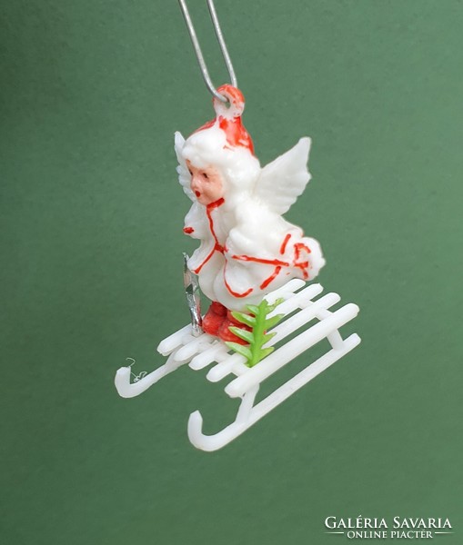 Régi retro miniatűr műanyag karácsonyfadísz angyal szánkón fenyővel csillaggal