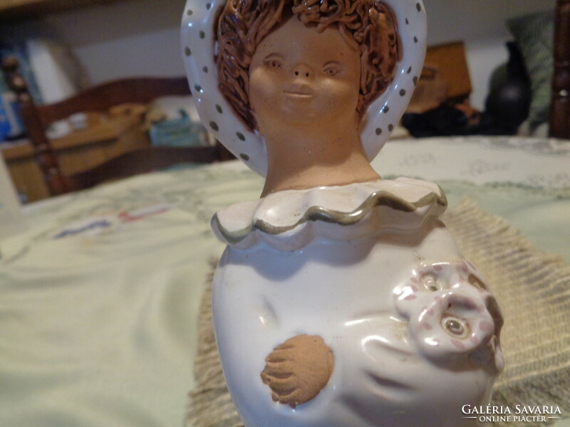 Kerámia kislány , karján virágcsokorral  , F . Z . szignóval  , 22 cm
