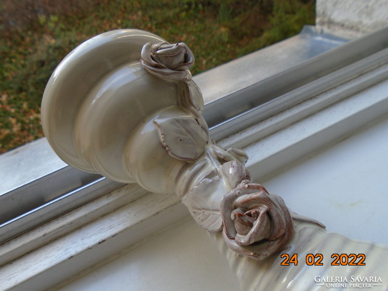 Kézzel készült plasztikus rózsákkal ,lépcsőzetes  kerámia váza