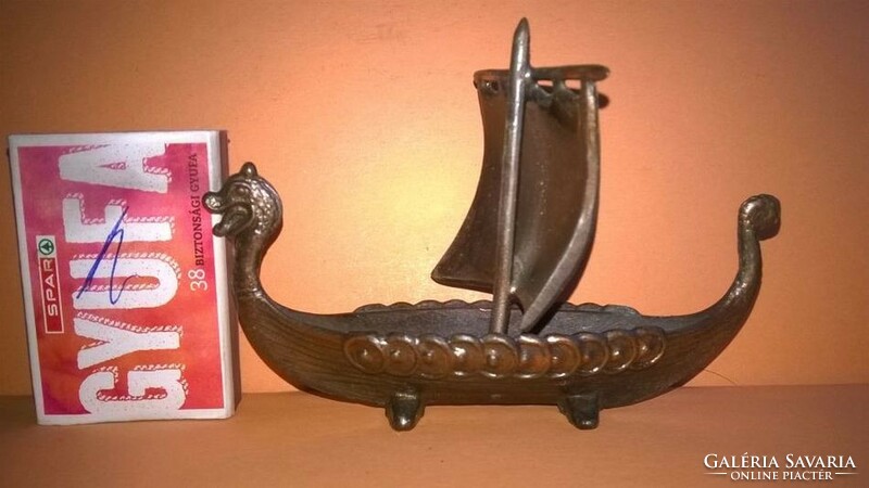 Miniatűr vikinghajó , polcdísz