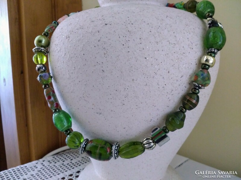 Zöld és különféle színes Muránói üveg gyöngyökkel díszített nyaklánc