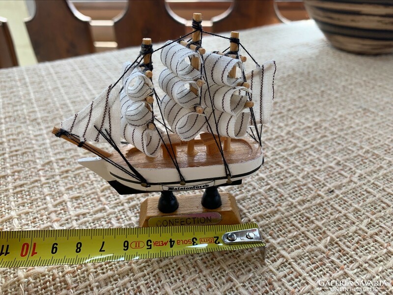Retro Balatonfüred szuvenír kis hajó, fa-textil, vitorlás