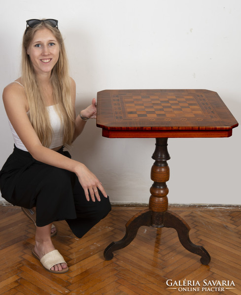 Biedermeier stílusú sakk asztal - intarziás díszítéssel