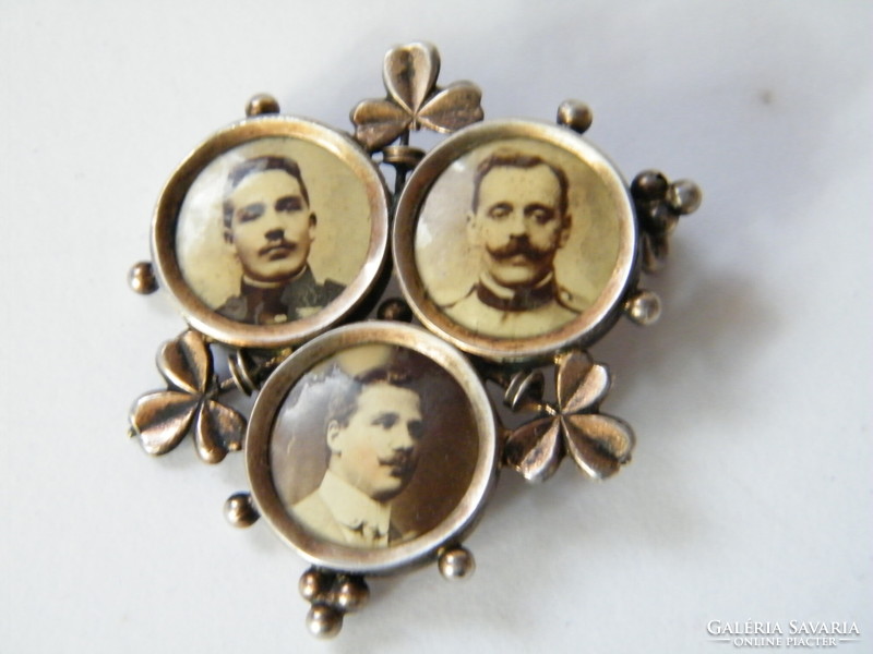 Antik, három arcképet tartó mini fém emléktárgy