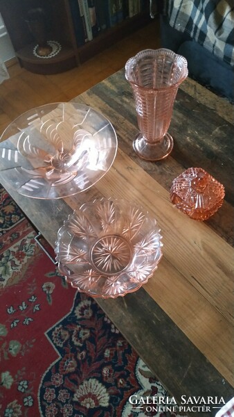 Rózsaszínű üveg tárgyak 4 db