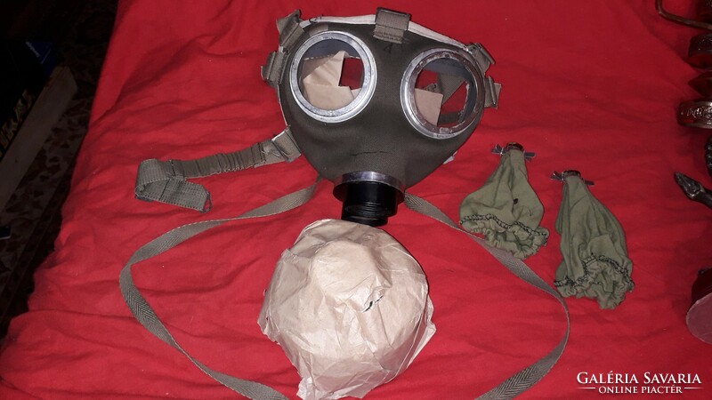 Sohasem használt katonai gázmaszk gyári állapotban a képek szerint