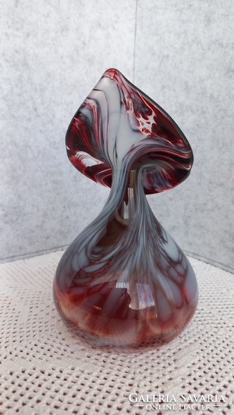 Vélhetően Muránói, fújt, szakított vastagfalú, több rétegű üveg váza, 17 X 10 cm, nyílása 1 cm.