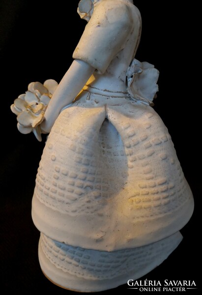 DT/262 - Kovács Éva Orsolya keramikus – Kalapos lány virágcsokorral