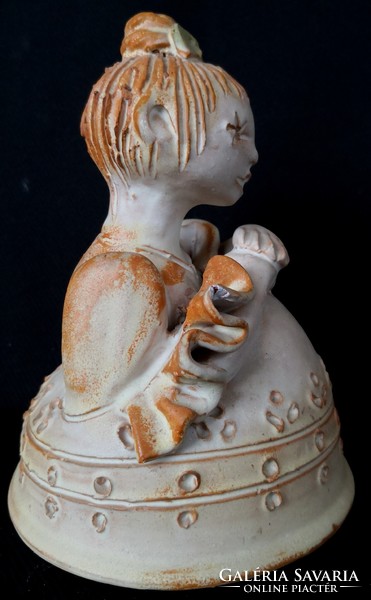 DT/260 - Kovács Éva Orsolya keramikus – Ülő masnis lány