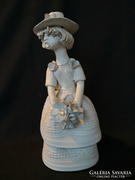 Dt/262 - éva kovács orsolya ceramicist - girl in a hat with a bouquet of flowers