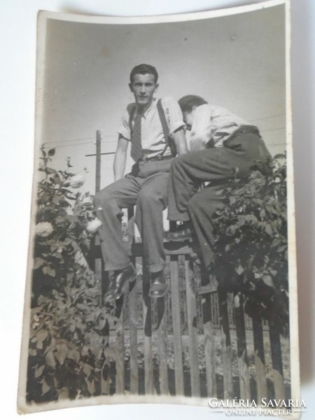D196101 old photo - young people climbing over a fence 1940k