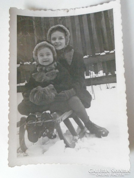 D196095 old photo - girls on sleds 1940-50's