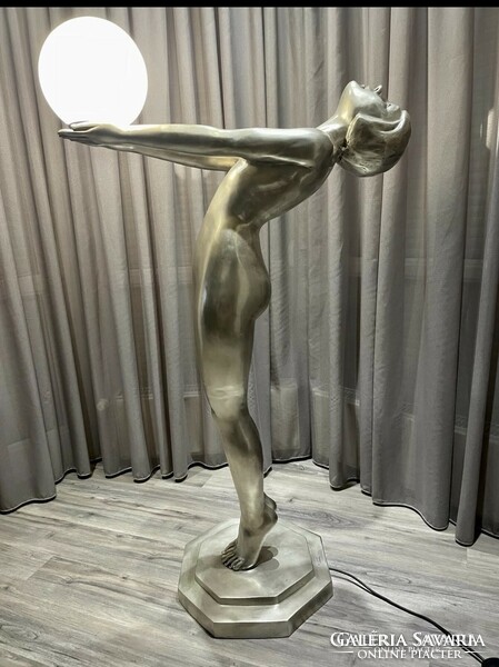 Különleges állólámpa női akt szobor