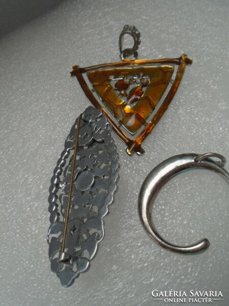 Auction of 3 items 2 pendants 1 brooch