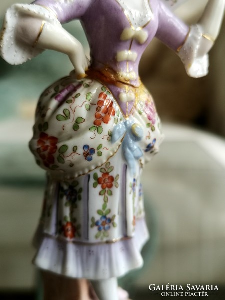 Antik porcelán hölgy legyezővel barokk ruhában, kézzel festett, 1818 jelzett, sérült, hiányos,