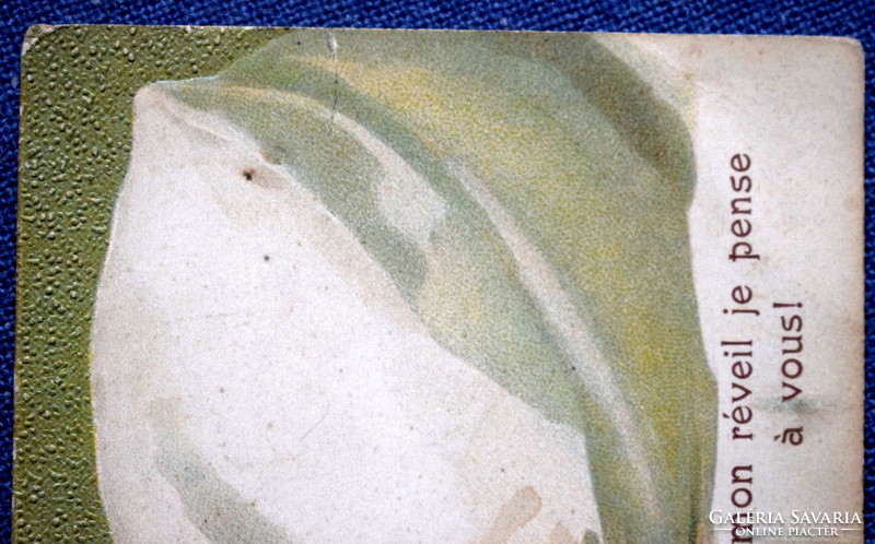 Antik dombornyomott humoros litho képeslap hálósipkás kisgyerek paplanban