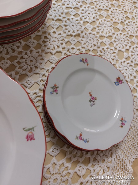 Zsolnay gyönyörű virágos porcelán tányérok, piros széllel