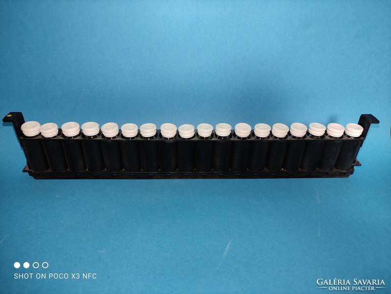 ÁRESŐ!! CHINOIN új állapotú gyógyszeres üveg jelzett gumi kupakkal tároló tartóban 108 db-os készlet