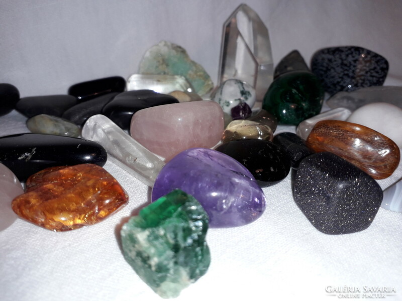 Best price 39 pieces of natural mineral stones including different amber mountain crystal etc.