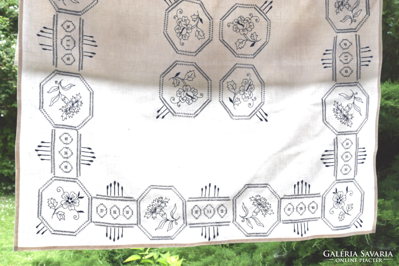 Antik Régi Népi Hagyományőrző Nagy Len Vászon terítő asztalterítő abrosz kézzel hímzett 115 x 115