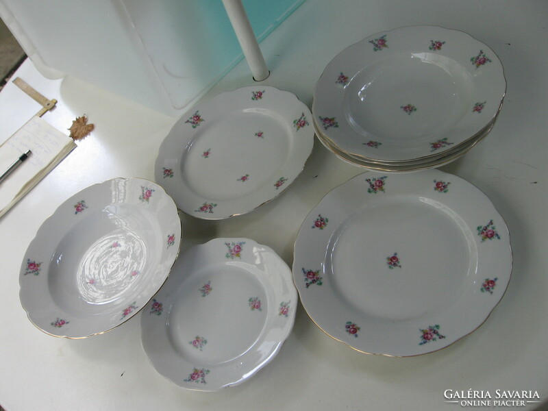 Apró virágcsokros rózsás régi cseh porcelán tányérok