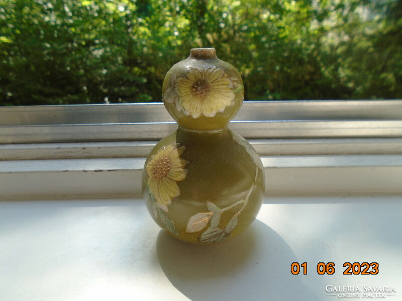 Ancient double gourd shape hand-painted majolica vase with white and gold flower pattern, marked