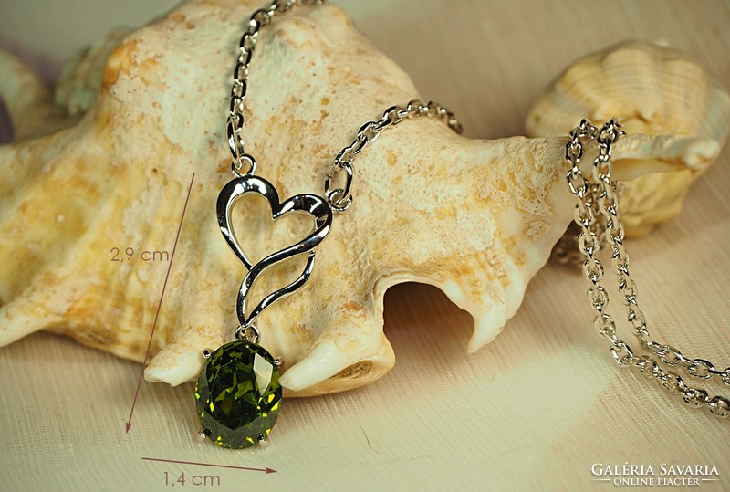 Silver-colored fashion jewelry necklace with green stone pendant (goldfilled)