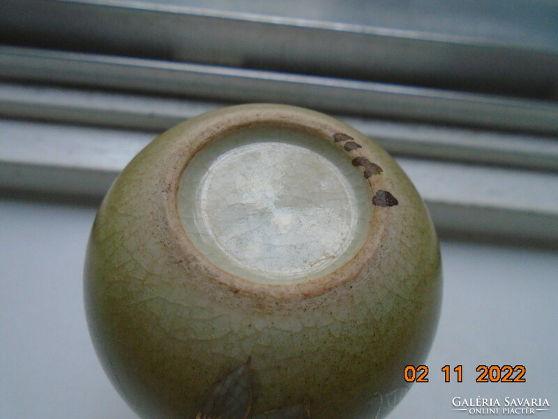 Ancient double gourd shape hand-painted majolica vase with white and gold flower pattern, marked