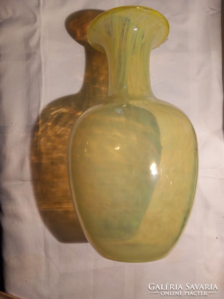 Gyönyörű neonzöld , uránzöld üveg váza
