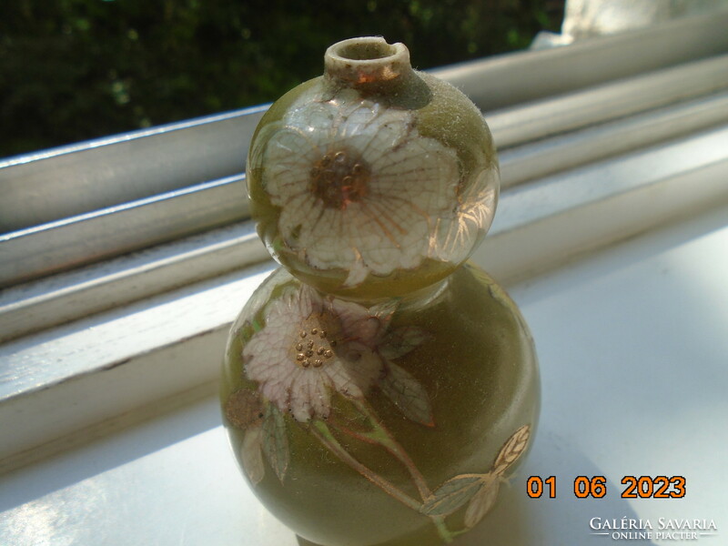 Ancient double gourd shape hand-painted majolica vase with white and gold flower pattern, marked