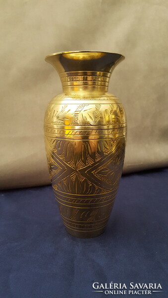 Kézzel véset sárgaréz váza nagyon szép állapotban 15,5 cm !