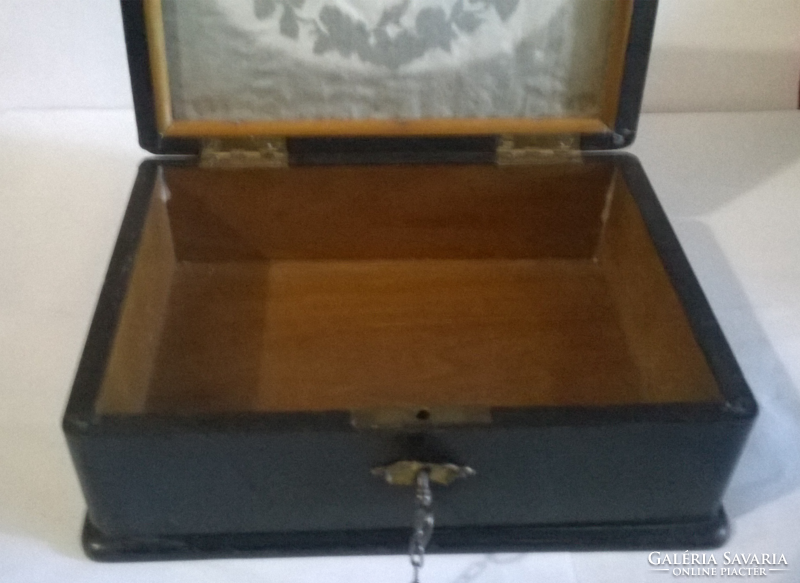 Antique lockable wooden chest with Goblein insert