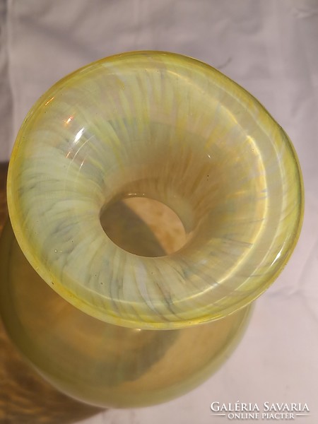 Gyönyörű neonzöld , uránzöld üveg váza