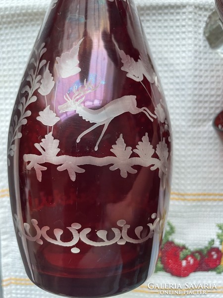 Bordó szép metszésű ILM kristály butélia sok kézi munkával 3 likőrős poharával