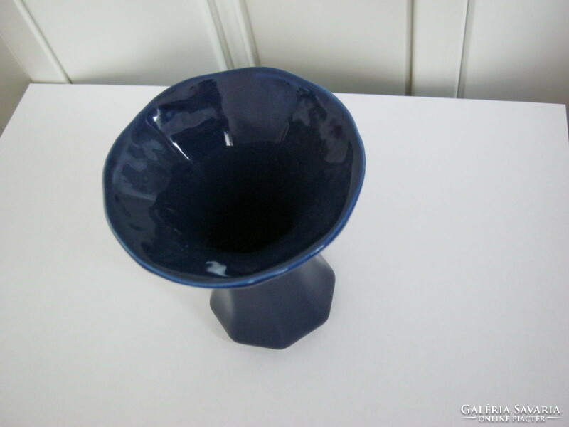 Kék mázas kerámia váza