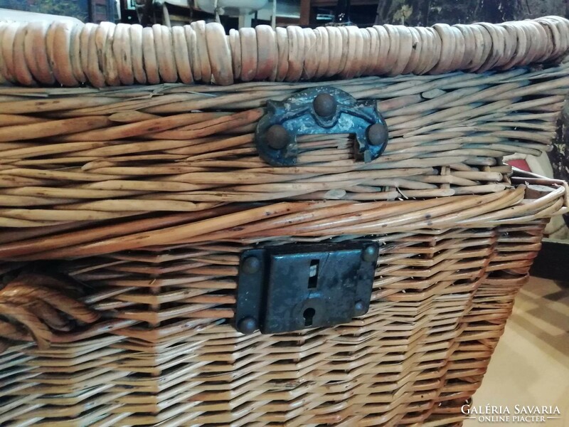 Utazó bőrönd, 20. század elejéről, fonott fűzfából (vesszőből), tisztított kezelt, dekorációként