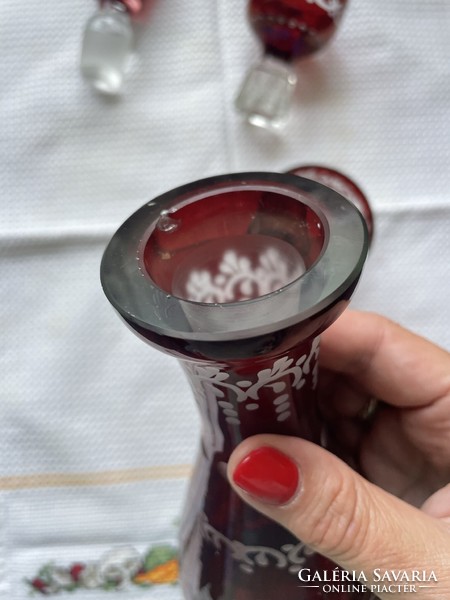 Bordó szép metszésű ILM kristály butélia sok kézi munkával 3 likőrős poharával