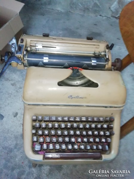 Old mechanical typewriter in good condition