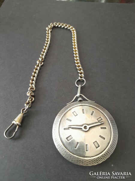 Silver-plated pendant with rotating dial, with watch chain. 5 Cm.