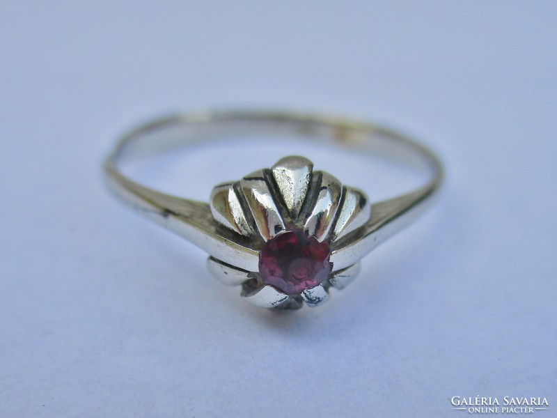 Beautiful antique gold ring with ruby stones